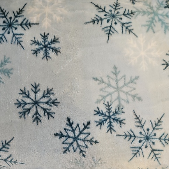 Snowflake Patterned Throw Blanket - Picture 3 of 3